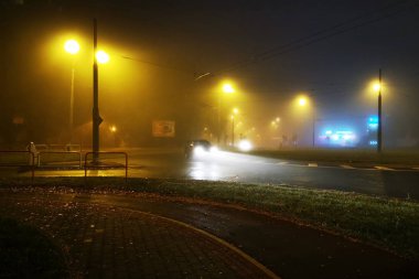 Yoldaki şehirde sis var.