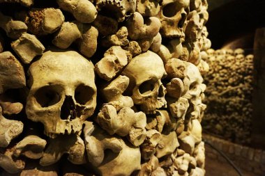 Korsan doku olarak insan kemikleri ve kafatasları