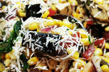 Peynirli sebze salatası