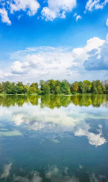 Pequeño lago en Lednice castillo jardín —  Fotos de Stock