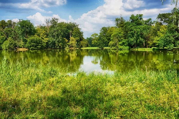 Pequeño lago en Lednice castillo jardín —  Fotos de Stock