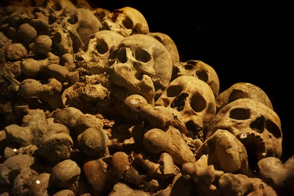 Людські кістки і черепи як піратська текстура — стокове фото