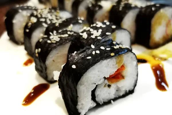 Sushi als japanisches Gourmet-Essen — Stockfoto