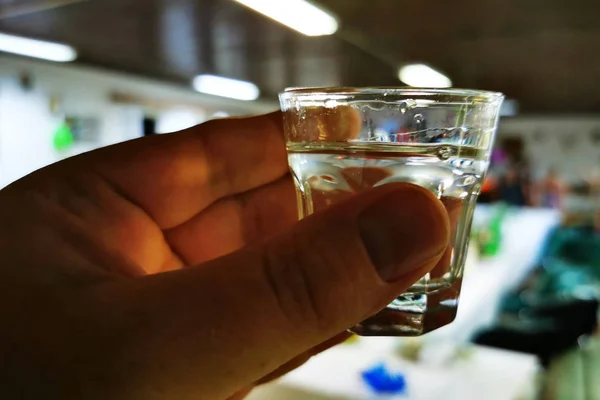 Elinde küçük bir votka — Stok fotoğraf