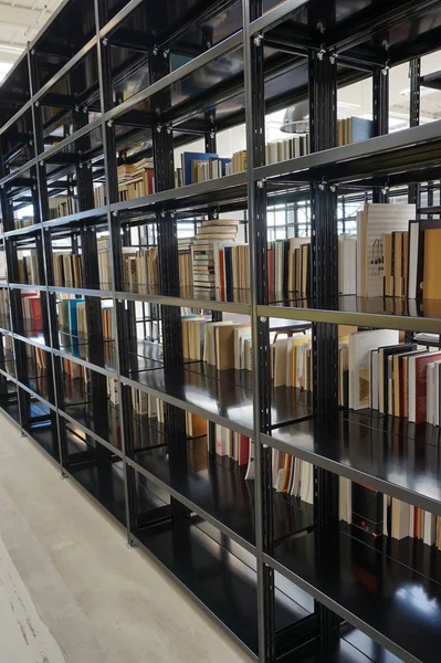 Bibliothèque de livres moderne — Photo