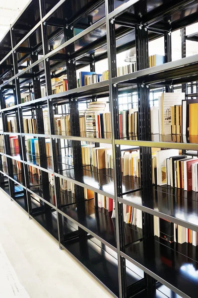 Biblioteca moderna do livro — Fotografia de Stock
