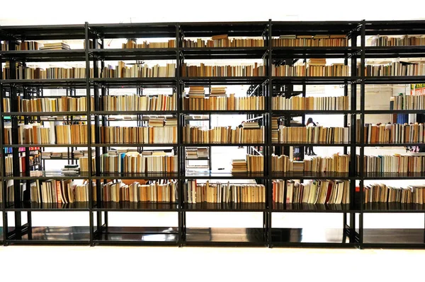 Modernt bokbibliotek — Stockfoto