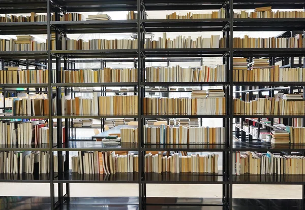 Modernt bokbibliotek — Stockfoto