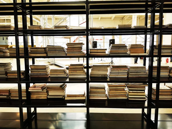 Bibliothèque de livres moderne — Photo