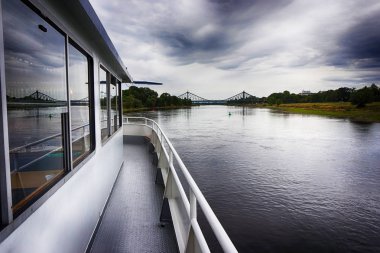 Elbe Nehri 'nde teknede
