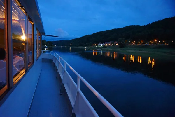 På båten vid floden Elbe — Stockfoto