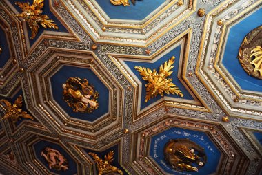 Güzel bir arkaplan olarak altın tavanın ayrıntıları