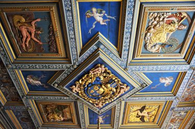 Güzel bir arkaplan olarak altın tavanın ayrıntıları