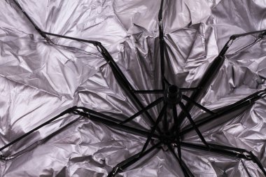 Arka plan olarak şemsiyeden gümüş kumaş dokusu
