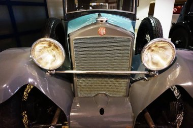 Çok eski bir araba güzel bir teknoloji aracı.