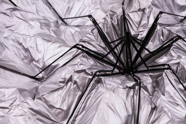 傘の銀の布の質感を背景に — ストック写真