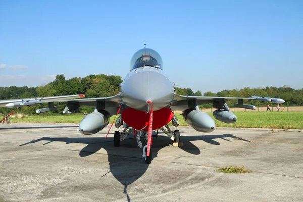 航空戦闘機だけが素晴らしい技術的背景として — ストック写真