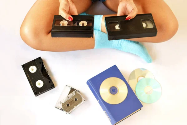 Escolhendo entre duas cassetes de vídeo Fotografias De Stock Royalty-Free