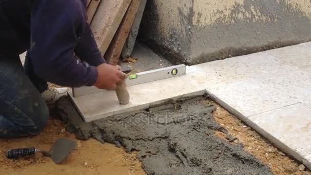 Ouvrier Construction Fixer Les Carreaux Sol Avec Ciment — Video