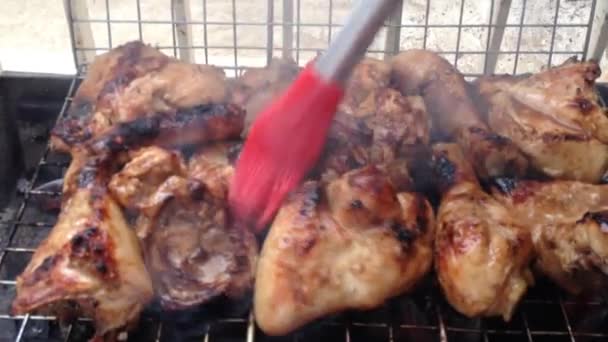 刷烤鸡肉 用辣椒酱涂上柠檬汁 — 图库视频影像