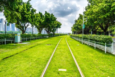 Çin şehrinde otların üzerinde metro rayları