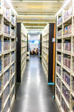 Halk kütüphanesinin içi bulanık