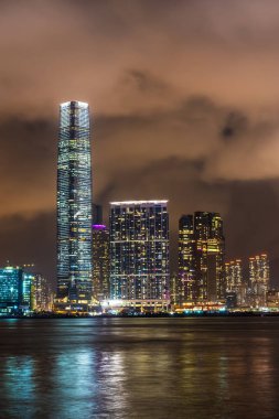 Victoria limanı Hong Kong 'da şehir gece manzarası
