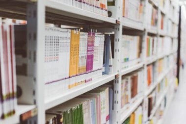 Kütüphanede rafın bulanıklığı