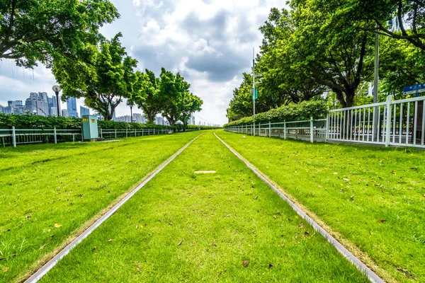 Metro trať na trávě v čínském městě — Stock fotografie