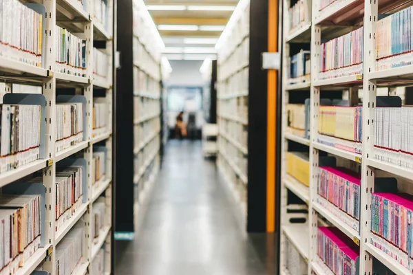 Interno sfocato della biblioteca pubblica — Foto Stock