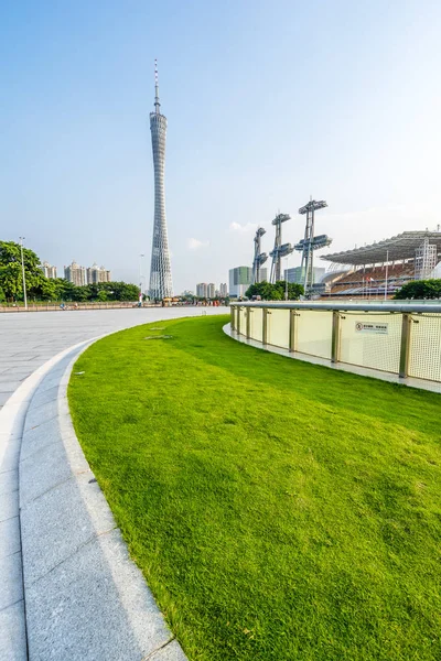 Plaza y edificio en la ciudad de China — Foto de Stock