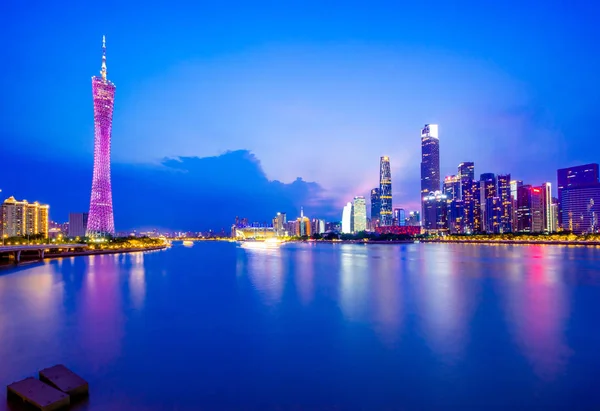 Vista nocturna en la ciudad de Guangzhou China — Foto de Stock