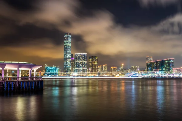Θέα στην πόλη νύχτα στο λιμάνι Βικτώρια Χονγκ Κονγκ — Φωτογραφία Αρχείου