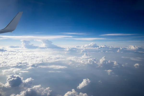Bulutlar gökyüzünde uçak oluşturur — Stok fotoğraf