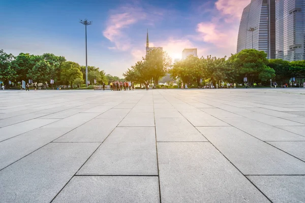 Plein en gebouw in de stad Guangzhou China — Stockfoto