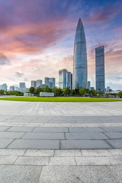 Plaza y edificio en la ciudad de China — Foto de Stock