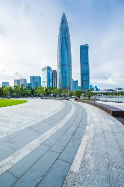 Plaza y edificio en la ciudad de China — Foto de Stock