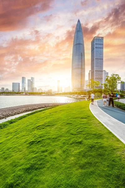 Park při západu slunce ve městě Shenzhen Čína — Stock fotografie