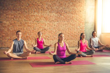 İnsanlar yoga yapıyor.