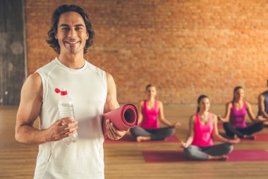 İnsanlar yoga yapıyor.