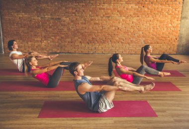 İnsanlar yoga yapıyor.