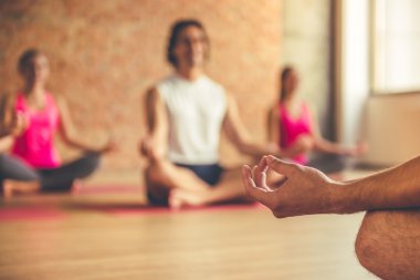 İnsanlar yoga yapıyor.