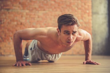 yakışıklı bir adam dışarı çalışma