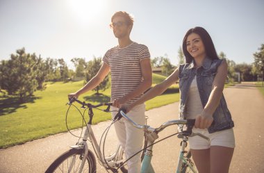 parkta Bisiklet Çift