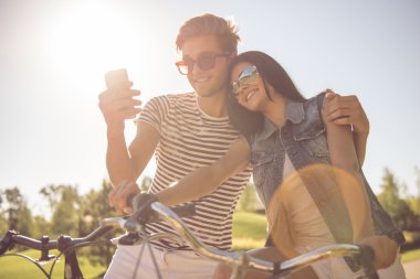 parkta Bisiklet Çift