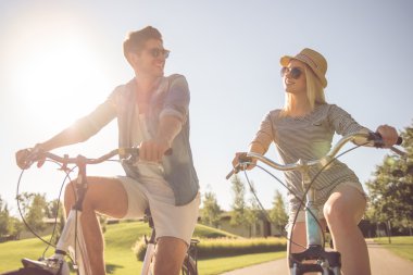 parkta Bisiklet Çift