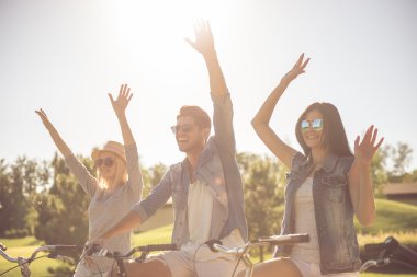 Arkadaşlarım parkta Bisiklete binme