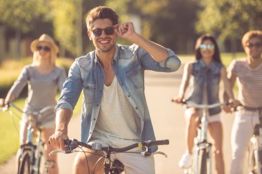 Arkadaşlarım parkta Bisiklete binme