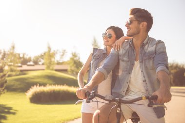 parkta Bisiklet Çift