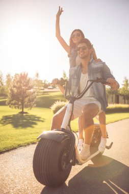 Arkadaşlarım parkta Bisiklete binme